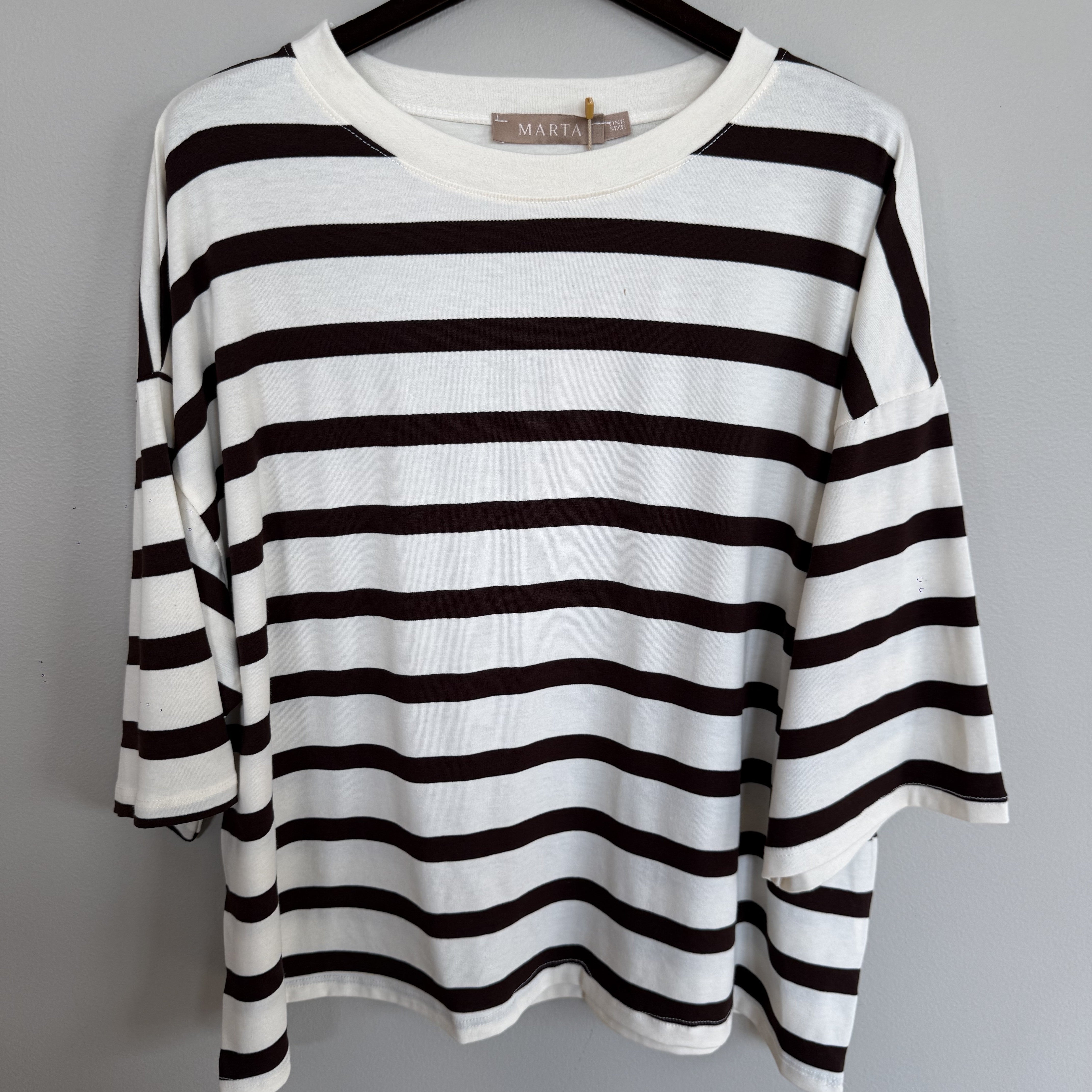 MARTA - SAGE STRIBET T-SHIRT MORO