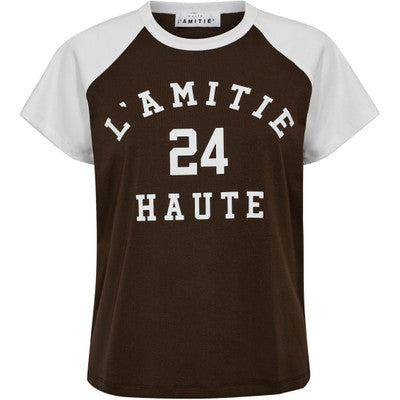 HAUTE L'AMITÉ - NECKLINE COLLEGE TEE MOCCA