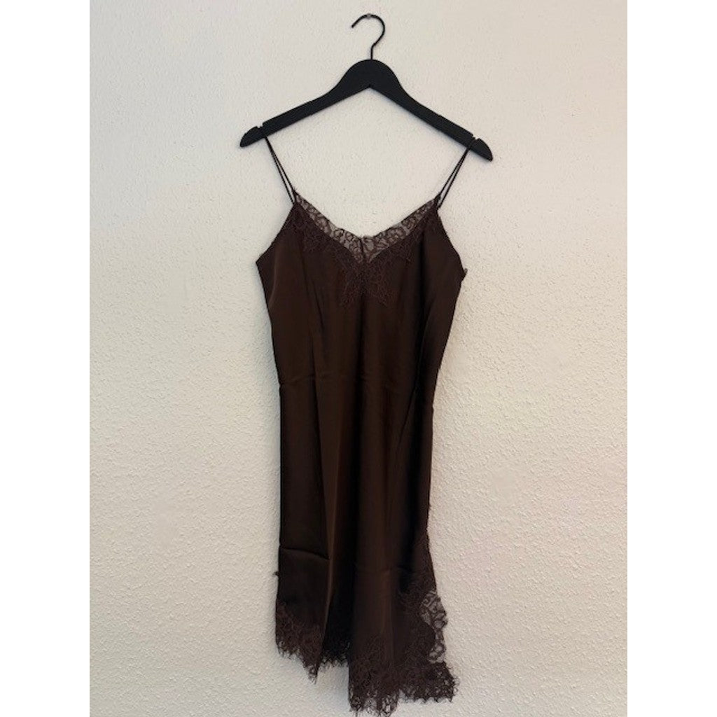 HAUTE L'AMITIE - NAOMI ASYM LINGERIE KJOLE MOCCA